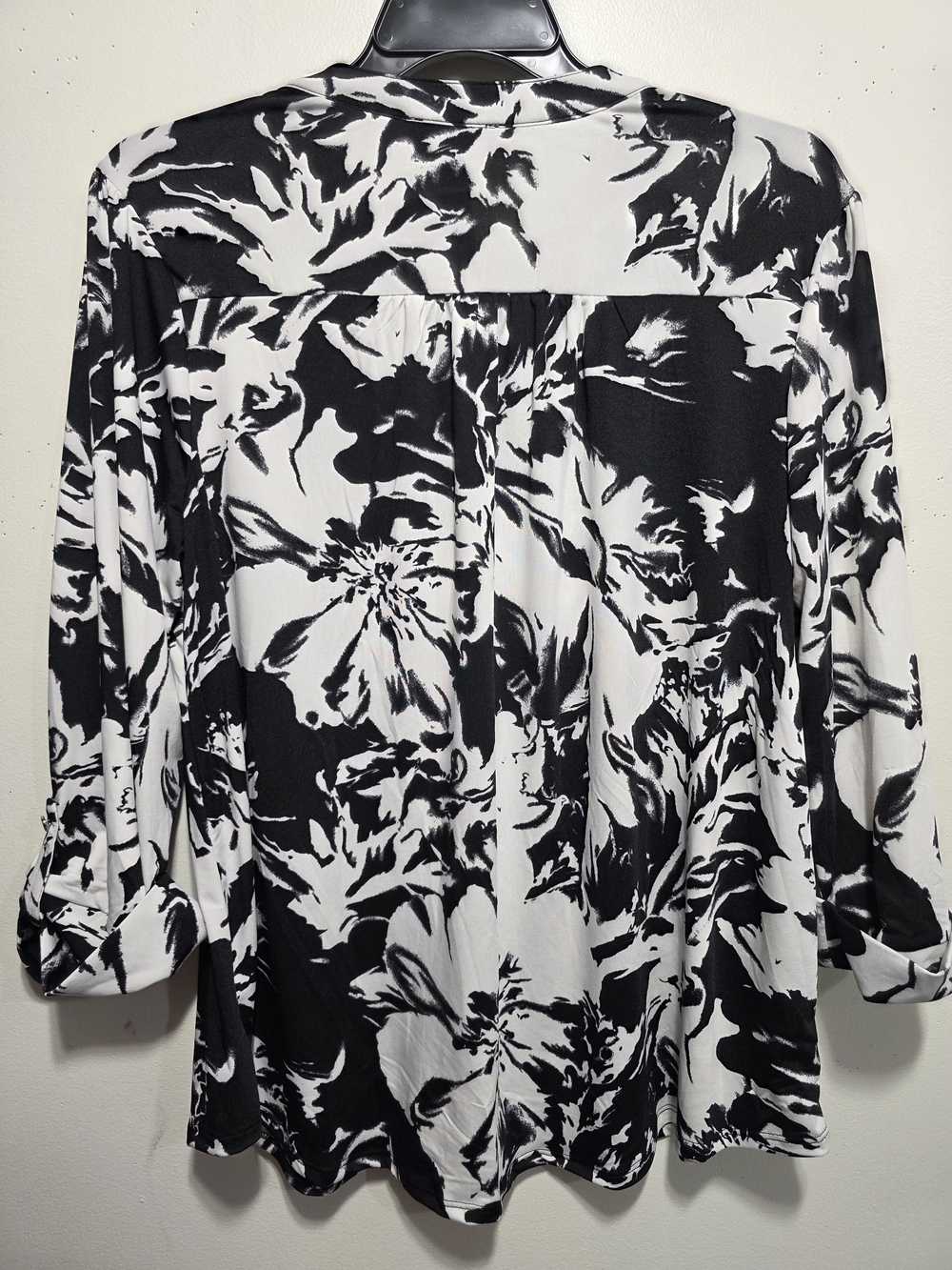 COCOMO Black White Floral Pocket Blouse Size 2X NWT Roll-Tab Sleeve V-Neck 🖤🤍✨ - Picture 5 of 5